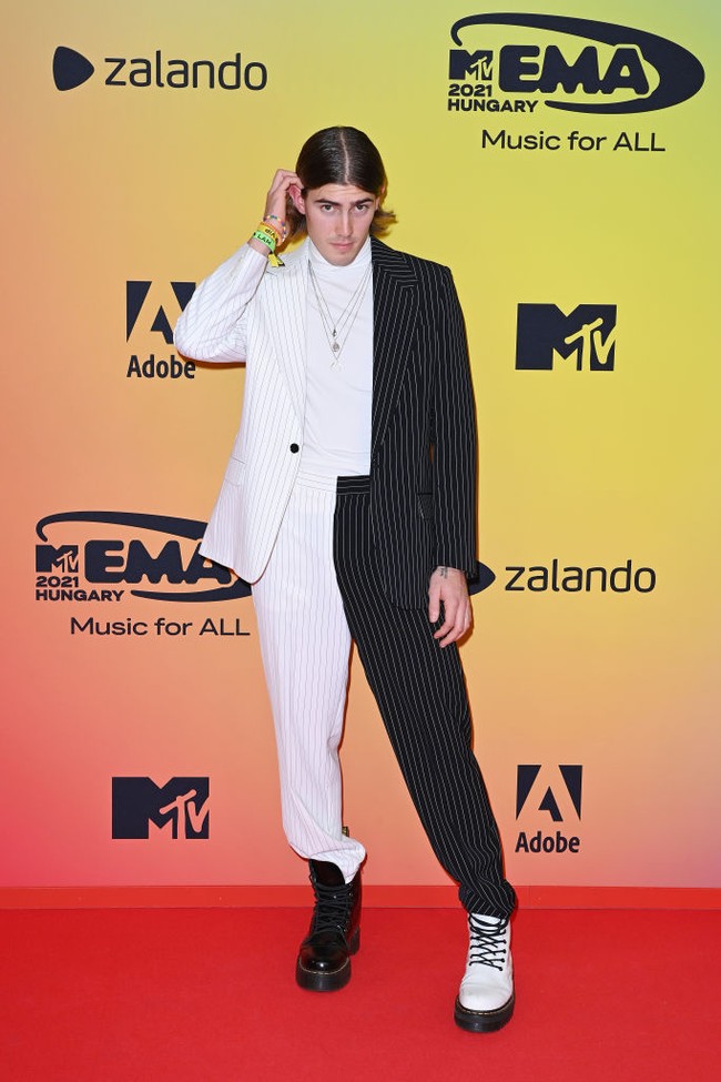 Penyanyi Finlandia Robin Packalen muncul dalam balutan setelan dual-tone vertikal. Terinspirasi Cruella? (Foto: Getty Images for MTV/Kate Green)