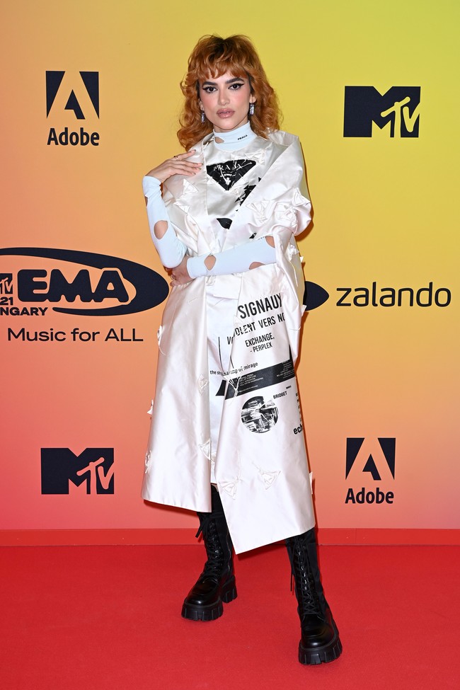 Inspirasiku adalah sains, tapi dijadikan fashion, kata Manu Gavassi tentang penampilannya ini. Hasil akhirnya, penyanyi asal Brasil ini malah terlihat kumuh. (Foto: Getty Images for MTV/Kate Green)