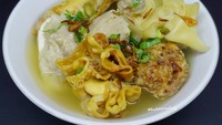 Bakso Malang Pisangan, tempat makan bakso Malang enak di kawasan Pulo Gadung, Jakarta Timur. Dengan harga Rp 15.000, kamu bisa membeli 1/2 porsi bakso Malang yang gurih hangat. Foto: Instagram @baksomalang