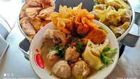 Depan kampus Mercubuana yang berlokasi di Meruya Selatan, Jakarta Barat juga ada warung bakso Malang yang terkenal. Namanya Bakwan Malang Arema. Harga seporsi bakso Malang di sini mulai dari RP 15.000-an. Google Review Foto: Google Review