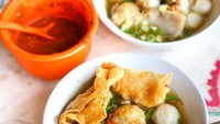 Bakwan Malang Wijaya yang berlokasi di Jakarta Selatan ini juga menyajikan bakso Malang enak. Harga seporsinya sangat terjangkau, mulai dari harga Rp 5.000 - Rp 12.000. Isiannya juga komplet, ada bakso kecil, siomay kulit, hingga pangsit goreng. Foto: Instagram @herlin.lay
