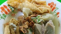 Bakso Malang Arema 354 di kawasan Pasar Minggu, Jakarta Selatan bisa kamu jadikan tempat bersantap yang nikmat. Cukup membayar Rp 15.000 kamu bisa puas makan bakso Malang yang komplet. Foto: Google Review/Adi Saputra 