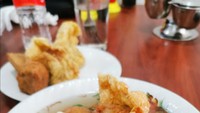Bakwan Pabean berlokasi di Panglima Polim, Jakarta Selatan. Tempat makan ini bisa dibilang terkenal karena sudah banyak yang mengulas. Untuk menikmati Bakso Malang di sini, harganya dibanderol per satuan bakso. Mulai dari Rp 2.500 - Rp 7.500 untuk per 1 isian bakso Malang. Foto: Google Review/Akur Sentosa Abadi
