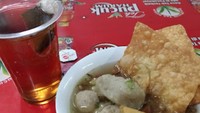 Kalau sedang berada di kawasan Agus Salim, Jakarta Pusat, kamu bisa mampir ke warung bakso Malang enak di sana. Namanya Bakso Malang 23. Satu parso bakso Malang komplet yang terdiri dari bakso kecil, siomay, dan kerupuk pangsit ini harganya hanya Rp 15.000. Foto: Google Review/Prameswari Budi Kusumaningrum