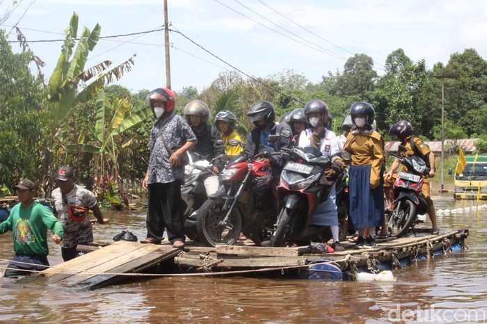 Banjir di Kabupaten Sekadau, Kalimantan Barat (Kalbar), belum sepenuhnya surut. Banjir masih terjadi di jalan negara di Desa Peniti, Sekadau Hilir. (Adi Saputro/detikcom)