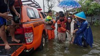 Menurut warga setempat, air yang menggenangi daerah itu disebabkan karena air laut pasang sejak Jumat (12/11) dengan ditambah air hujan intensitas ringan yang menyebabkan ketinggian air hingga mencapai sekitar 30-50 centimeter.