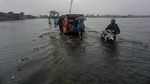 Korban Banjir Rob di Pekalongan Dievakuasi