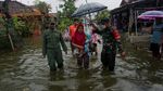 Korban Banjir Rob di Pekalongan Dievakuasi