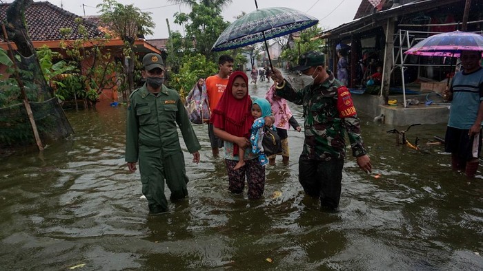 BANJIR ROB PEKALONGAN Petugas Badan Penanggulangan Bencana Daerah (BPBD) mengevakuasi warga yang terjebak banjir di Clumprit, Degayu, Pekalongan, Jawa Tengah, Senin (15/11/2021). Menurut warga setempat, air yang menggenangi daerah itu disebabkan karena air laut pasang sejak Jumat (12/11) dengan ditambah air hujan intensitas ringan yang menyebabkan ketinggian air hingga mencapai sekitar 30-50 centimeter. ANTARA FOTO/Harviyan Perdana Putra/hp.