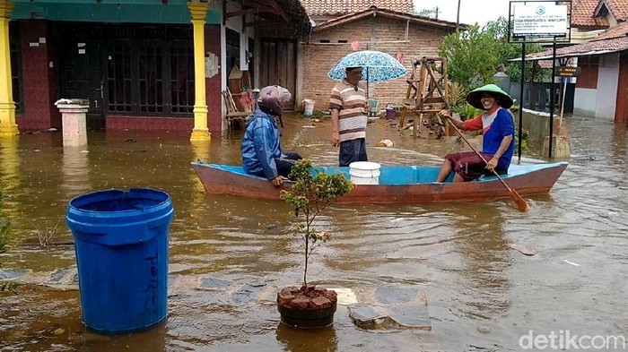 Banjir rob rendam permukiman di Kota Pekalongan, Jawa Tengah, Senin (15/11/2021).