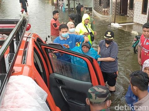Banjir rob rendam permukiman di Kota Pekalongan, Jawa Tengah, Senin (15/11/2021).