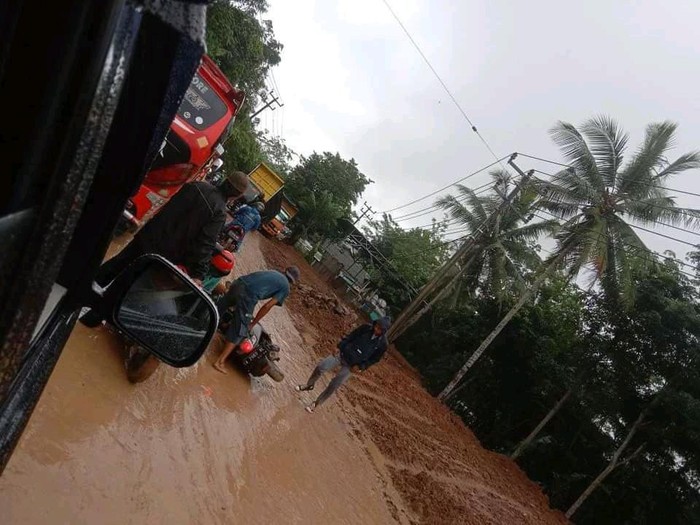 Belasan pemotor di Pandeglang terjatuh akibat jalan yang licin