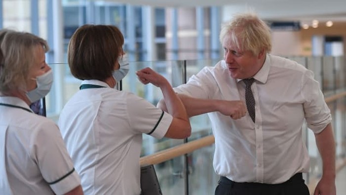 Boris Johnson mengunjungi RS tanpa masker