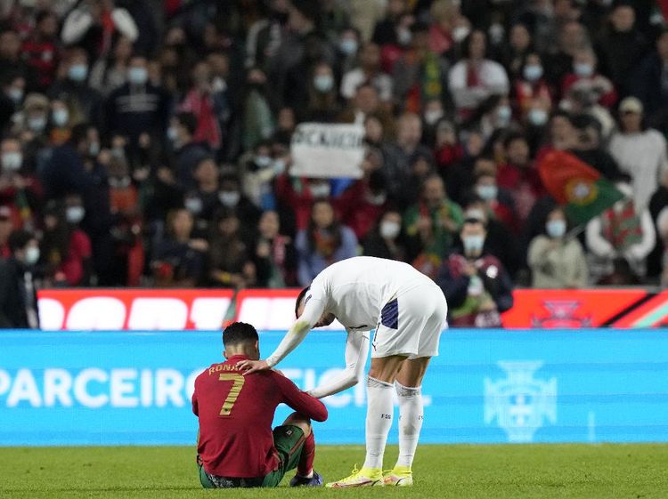 Foto: Ronaldo Lesu, Ronaldo Tertunduk, Ronaldo Marah ke Pelatih!