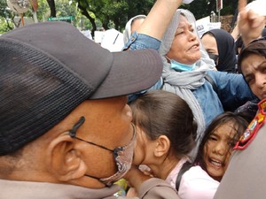 Demo Pencari Suaka Afghanistan di UNHCR Ricuh, Anak-anak Menangis Terjepit