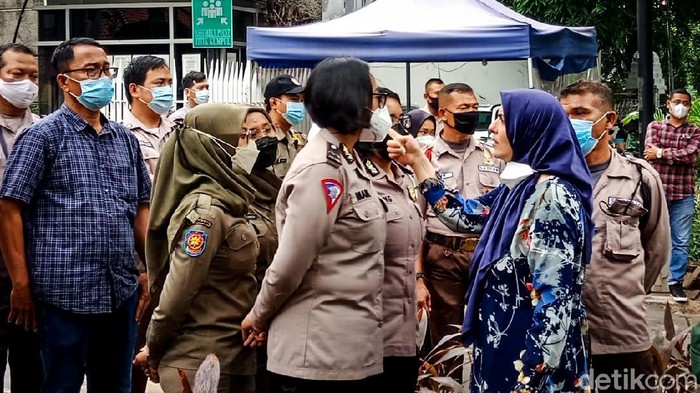 Aksi di depan kantor UNHCR sempat berlangsung ricuh saat massa memaksa masuk kantor UHCR. Sejumlah pengungsi Afghanistan menangis dan sejumlah anak terjepit.