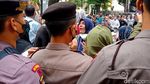 Demo Ricuh, Pengungsi Afghanistan Menangis hingga Anak-anak Terjepit