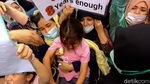Demo Ricuh, Pengungsi Afghanistan Menangis hingga Anak-anak Terjepit