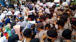 Demo Ricuh, Pengungsi Afghanistan Menangis hingga Anak-anak Terjepit