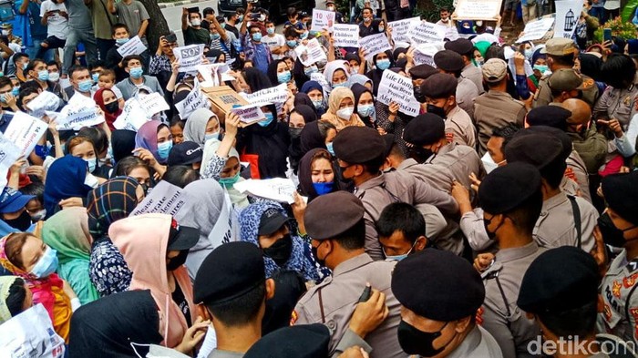 Aksi di depan kantor UNHCR sempat berlangsung ricuh saat massa memaksa masuk kantor UHCR. Sejumlah pengungsi Afghanistan menangis dan sejumlah anak terjepit.