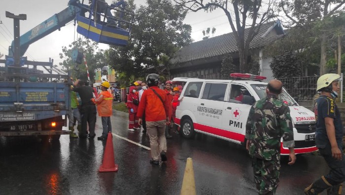 Evakuasi pekerja biro teknik listrik yang tewas tersengat listrik di Karanganyar