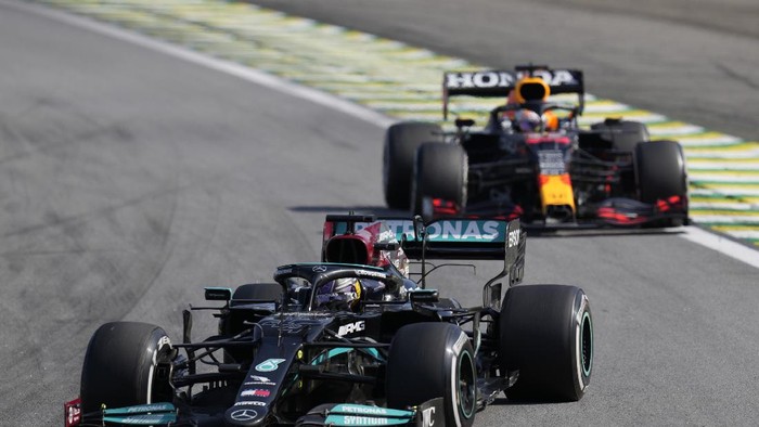 Mercedes Lewis Hamilton, front, steers his car followed by Red Bulls Max Verstappen , during the Brazilian Formula One Grand Prix at the Interlagos race track in Sao Paulo, Brazil, Sunday, Nov. 14, 2021. (AP Photo/Andre Penner)