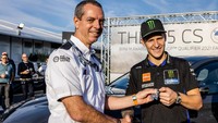 Quartararo menerima BMW M5 CS barunya setelah kualifikasi terakhir musim di Valencia. Serah terima resmi oleh CEO of BMW M GmbH Franciscus van Meel dan CEO MotoGP Carmelo Ezpeleta berlangsung di MotoGP™ VIP Village di Circuit Ricardo Tormo Valencia. Foto: Dok. BMW