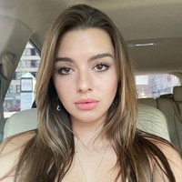 Fatima Ptacek adalah sosok di balik suara Dora versi Amerika Serikat. Seperti Dora, ia juga memiliki darah latin. Ibunya adalah orang Ekuador sedangkan ayahnya keturunan Kolombia, Ceko, Irlandia, dan Norwegia. Foto: Instagram @fatimaptacek