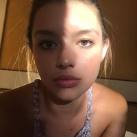 Fatima Ptacek sempat jadi perbincangan beberapa tahun lalu karena dituntut orangtua dari temannya. Ketika itu, ia dituduh mendorong anak 14 tahun untuk merokok vape di sekolah. Ketika itu, ia diskors selama tiga hari. Foto: Instagram @fatimaptacek