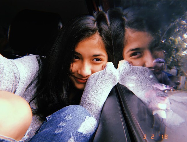 Faye sendiri sebelumnya diketahui memiliki hubungan yang cukup dekat dengan mendiang Vanessa Angel. Saat foto Vanessa yang sedang mandi tersebar, Faye disebut-sebut menjadi satu-satunya orang yang sedang bersama Vanessa saat itu. Hal itu sempat diungkapkan oleh almarhum Bibi dalam sebuah acara televisi. Foto: Instagram/@fayenicolee_