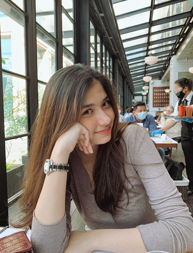 Akun Instagram milik Faye Nicole itu kini banjir hujatan netizen. Tak sedikit yang mencaci Faye karena dituding telah menjebak almarhum Vanessa Angel. Foto: Instagram/@fayenicolee_