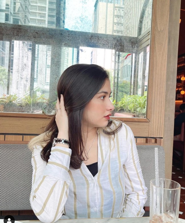 Sebelumnya nama Faye sendiri sempat viral karena diketahui memiliki hubungan dekat dengan Tubagus Chaeri Wardana yang kala itu terjerat kasus suap Lapas Sukamiskin. Faye kemudian dihadirkan sebagai saksi terkait kasus tersebut. Foto: Instagram/@fayenicolee_