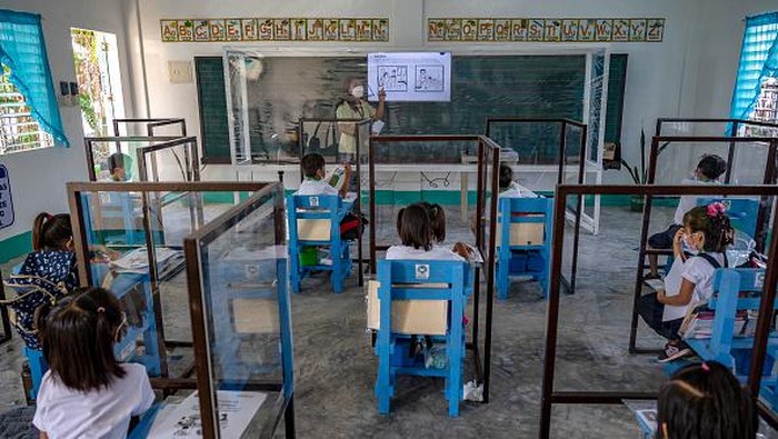 Daerah Alaminos di Filipina gelar sekolah tatap muka usai 2 tahun menerapkan sekolah dari rumah. Para siswa belajar di bilik plastik guna cegah penularan Corona