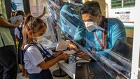 Selain itu, saat akan memasuki area sekolah para petugas akan memeriksa kartu contact-tracing para siswa sebagai upaya pencegahan penyebaran virus Corona.  