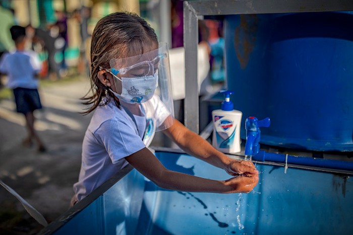 Daerah Alaminos di Filipina gelar sekolah tatap muka usai 2 tahun menerapkan sekolah dari rumah. Para siswa belajar di bilik plastik guna cegah penularan Corona