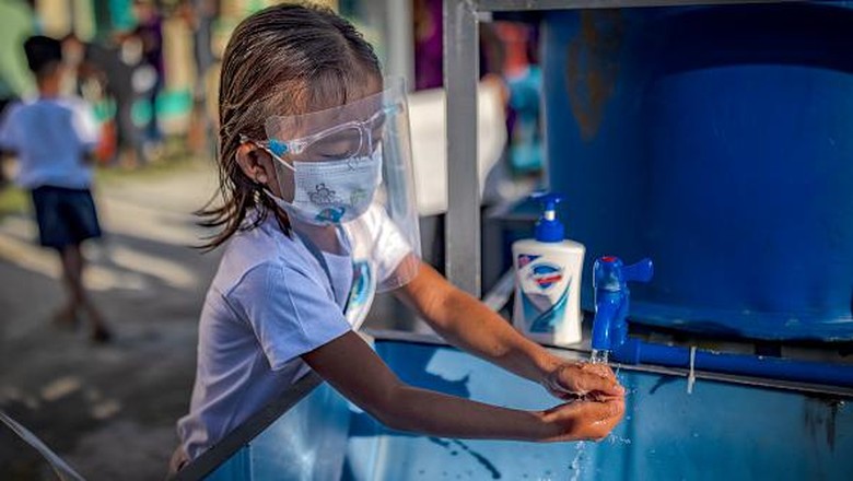 Filipina Gelar Sekolah Tatap Muka, Siswa Belajar di Bilik Plastik Daerah Alaminos di Filipina gelar sekolah tatap muka usai 2 tahun menerapkan sekolah dari rumah. Para siswa belajar di bilik plastik guna cegah penularan Corona