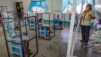 Tak hanya para siswa, guru yang mengajar di kelas pun berada di dalam bilik plastik saat mengikuti kegiatan sekolah tatap muka di SD tersebut. Baik guru maupun murid diimbau untuk tak keluar dari bilik plastik saat belajar di dalam kelas.