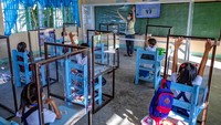 Seperti diketahui, Filipina sempat menjadi salah satu negara yang jatuh bangun menghadapi COVID-19 usai kasus di negara itu melonjak beberapa waktu lalu. Program vaksinasi COVID-19 massal pun digencarkan sebagai upaya menanggulangi pandemi.