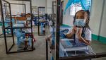 Filipina Gelar Sekolah Tatap Muka, Siswa Belajar di Bilik Plastik