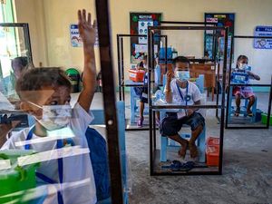 Filipina Gelar Sekolah Tatap Muka, Siswa Belajar di Bilik Plastik