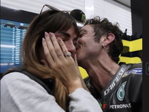 Gaya Francesca Sofia Novello di Balapan Terakhir Rossi, Nangis Hingga Dicium
