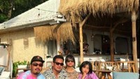 Kedekatan mereka juga tampak pada foto ini, Fuji bersama dengan almh Vanessa dan alm Bibi nongkrong bareng di La Vela Bali. Foto: Instagram @fuji_an