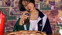 Wajahnya yang imut membuat Fuji kini banyak disukai netizen. Termasuk gaya fuji saat berada di sebuah restoran dengan menu pizza di hadapannya. Foto: Instagram @fuji_an