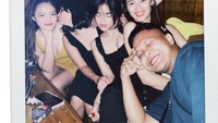 Meskipun hubungannya hanya adik ipar, tetapi Fuji dan almh Vanessa Angel sangat dekat. Mereka sering nongkrong di kafe bersama, seperti pada momen ini. Foto: Instagram @fuji_an