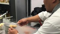 Chef Budi juga berperan besar dalam mengajarkan ilmu memasak kepada berbagai chef di London, Inggris. Salah satunya adalah demo membuat hiasan dengan menggunakan nitrogen yang diajarkannya. Foto: Instagram/budiono_sukim