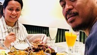 Makan malam sederhana tetapi romantis juga sering dilakukan bersama sang istri. Melarikan diri dari anak-anak, tulis keterangan chef Budi pada unggahannya saat makan malam bersama istri. Foto: Instagram/budiono_sukim