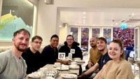 Menggabungkan makanan khas Indonesia dengan gaya penyajian yang ciamik, dirinya kerap disorot media Inggris. Chef Budi juga tak jarang berkolaborasi bersama chef-chef terkenal lainnya di London. Foto: Instagram/budiono_sukim