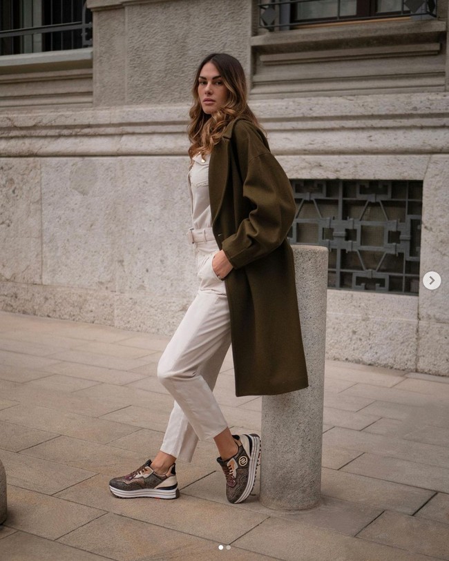 Meskipun kerap tampil dengan gayanya yang mencuri atensi dan stylish, Francesca Sofia Nove mengaku bukanlah sosok yang gemar dengan kehidupan glamor. Saya tipe wanita pendiam dan suka ketenangan. Saya lebih memilih makan malam dengan suasana intim bersama teman-teman dibandingkan berada di kelab malam dengan suara musik yang amat keras sehingga Anda sulit bicara dengan siapapun, ungkap Francesca pada wawancara dengan Il Giorno. Foto: Instagram