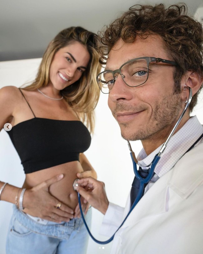 Inilah momen perdana Francesca Sofia Novello memamerkan baby bump sekaligus kehamilannya ke publik pada Agustus 2021. Rossi sendiri tampil tidak biasa saat mengumumkan kehamilan Francesca Sofia Novello. Dia bergaya memakai kostum dokter dan membawa stetoskop sambil memeriksa perut sang kekasih. Foto: Instagram