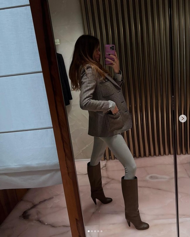 Francesca Sofia Novello dikenal sebagai model dan umbrella girl sebelum pacaran dengan Valentino Rossi. Kini dia eksis sebagai model dan kerap berpose dengan produk yang men-endorse dirinya di Instagram. Foto: Instagram